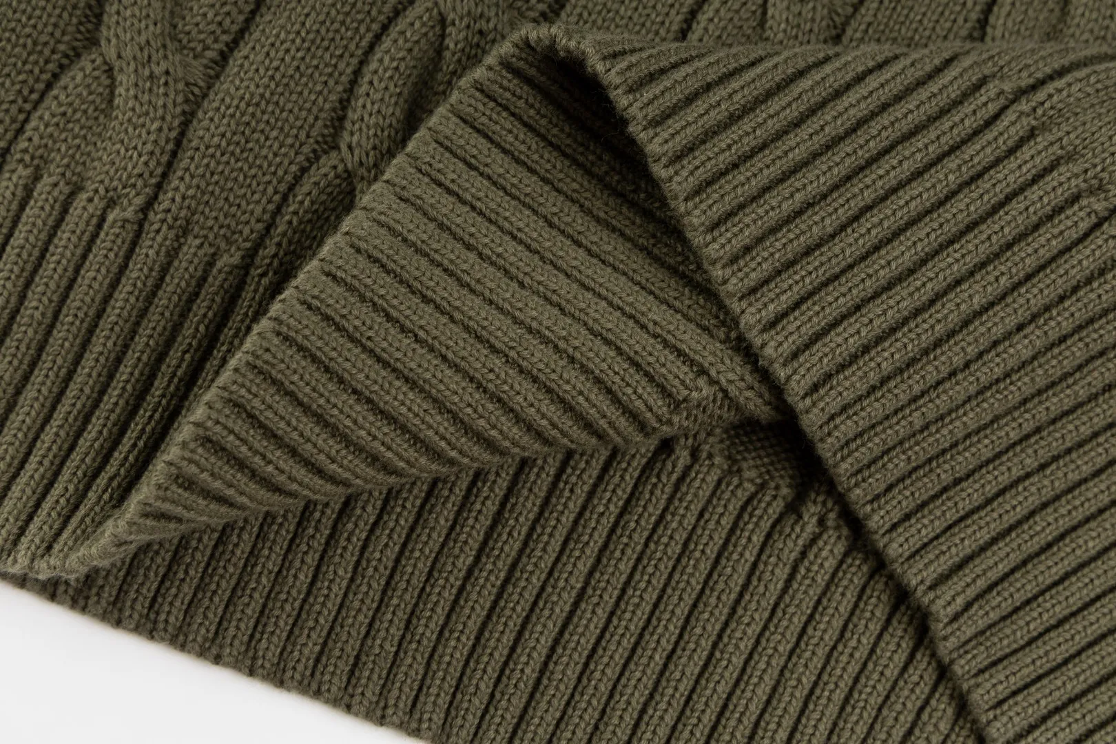 P236 #R92 RALPH LAUREN Ralph Lauren fifteen colors classic small label embroidery logo turtleneck pullover half-zip knitted cable sweater with high-density LOGO embroidery on the chest and original customized tag accessories. Made of pure cotton yarn, pure cotton is skin-friendly and comfortable, small label war horse embroidered twist turtleneck sweater 🐎 high quality, follow the blogger to learn how to wear it! Let’s buy a Ralph Lauren cable sweater. It’s a super hard-to-find series after it became popular. It’s hard to find one on the official website. It’s simple and practical to wear, with a lazy and loose feel. The thickened fabric has more texture, feels soft and delicate, and has a loose fit. Whether worn alone or layered, you can wear different styles of fashion with just one piece!   Size：XS S M L